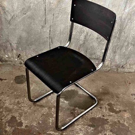 vintage stühle in schwarz restauriert