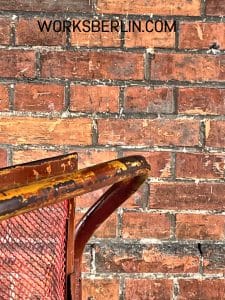 patina an einem vintage rollwagen