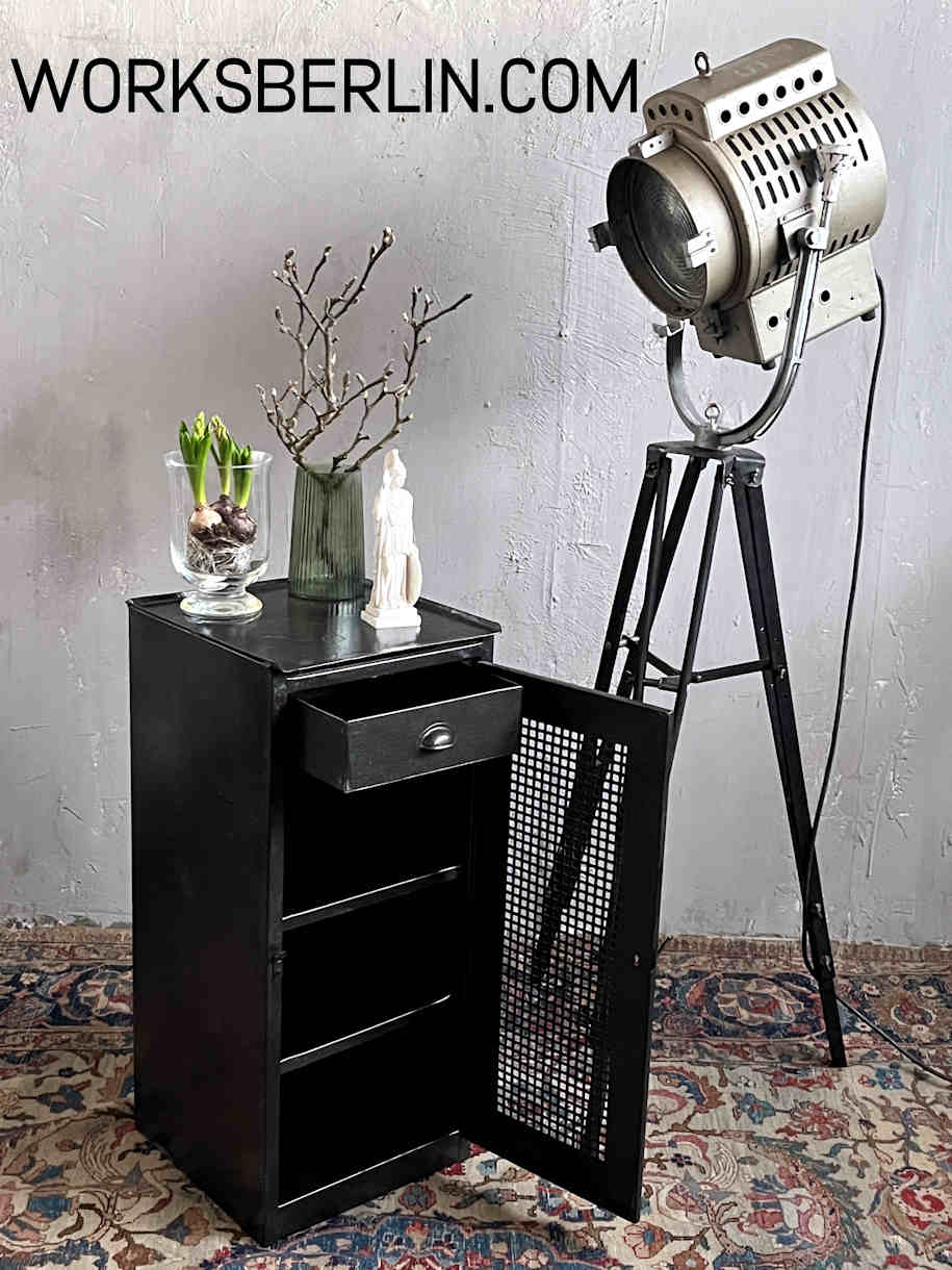 Vintage schwarzer Werkstattschrank aus Stahl Industriemöbel Vintage schwarzer Werkstattschrank aus Stahl Industriemöbel