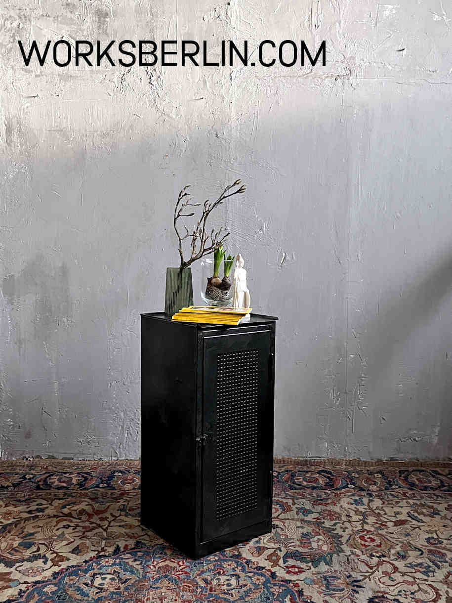 fabrikschrank alt aus metall fabrikschrank alt aus metall