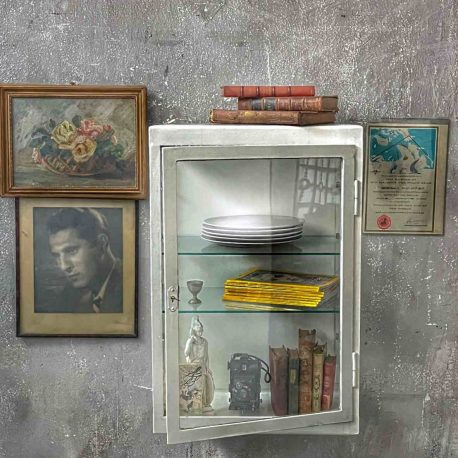 alter arztschrank vitrine vintage apothekerschrank