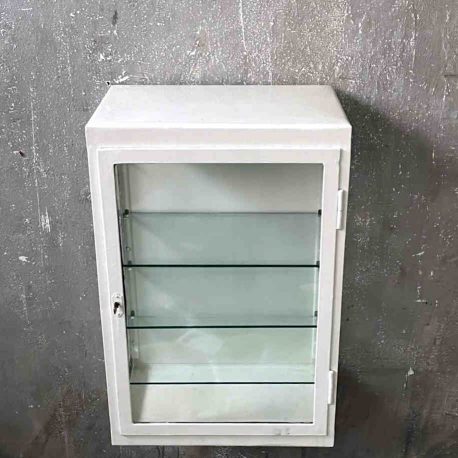 alter haus apotheker schrank zum aufhängen in weiß