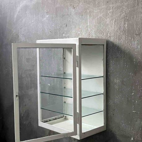 schrank alt weiss medizinschrank metallschrank