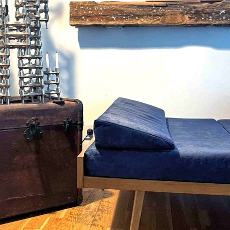 Hochwertige Liege aus Mohairwolle und Holz von TON