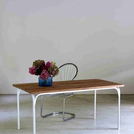industrieller metall tisch mit marmorplatte