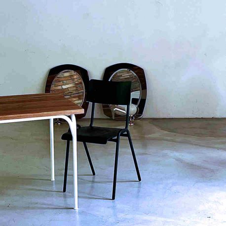industrieller tisch aus metall manufaktur eiche marmor glas