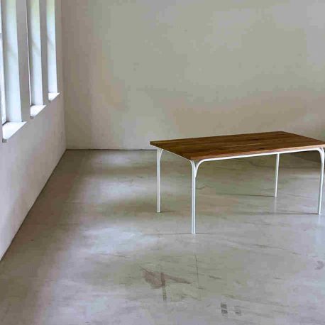 tisch aus metall mit marmorplatte