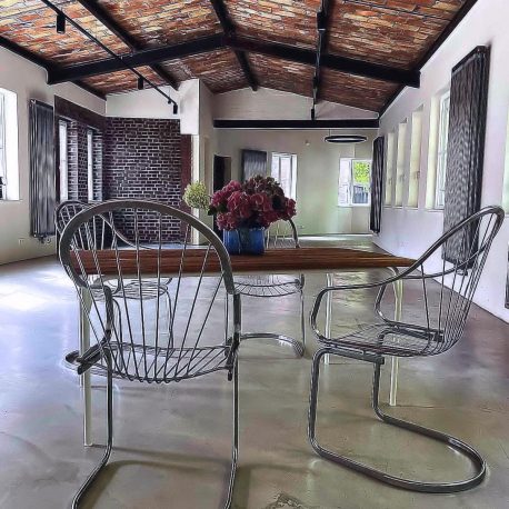 worksberlin weisser industrial bauhaus tisch mit Freischwinger CHROM STUHLGastone Rinaldi für RIMA 70er
