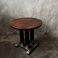 massiver Holztisch im art deco stil aus einem berliner Bistro