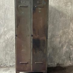 wunderschöner spind aus stahl