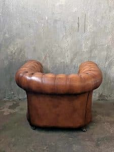 rückansicht chesterfield sessel aus leder