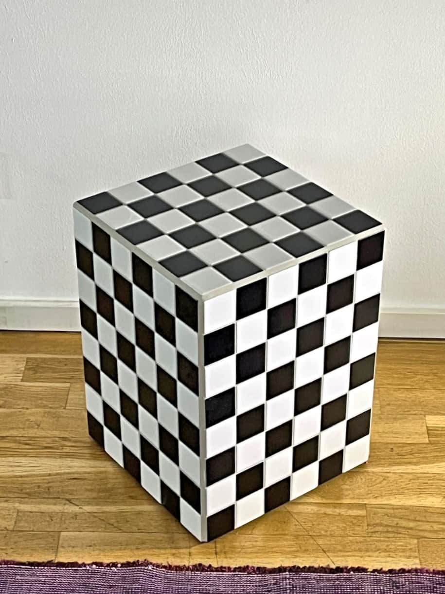 Beistelltisch aus Keramikmosaik Beistelltisch aus Keramikmosaik