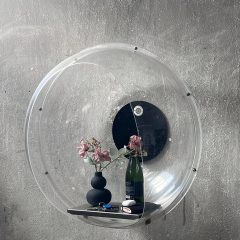 vintage Transparente Telekom Telefonhaube als futuristische Wandkonsole an Betonwand mit Bar-Ablage