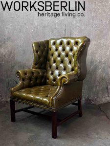 Vintage Chesterfield Leder-Ohrensessel handgefärbt