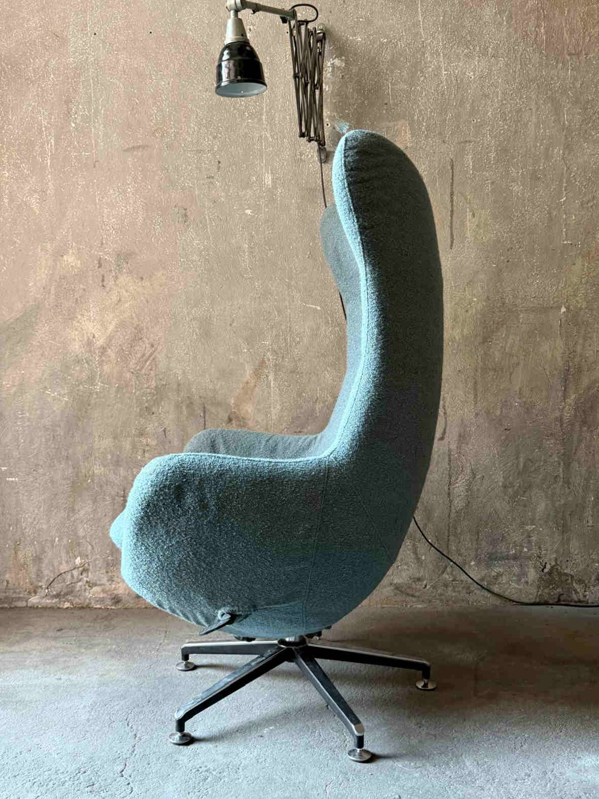 Vintage Sessel eisblau mit Zimmer und Rhode Bezug im Raum-Arrangement
Vintage Sessel als Solitär im modernen Interieur.
Der eisblaue Vintage-Lounge-Sessel arrangiert neben einem schwarz-weiß karierten Beistelltisch vor einer Sichtbetonwand. Vintage Sessel eisblau mit Zimmer und Rhode Bezug im Raum-Arrangement
Vintage Sessel als Solitär im modernen Interieur.
Der eisblaue Vintage-Lounge-Sessel arrangiert neben einem schwarz-weiß karierten Beistelltisch vor einer Sichtbetonwand.