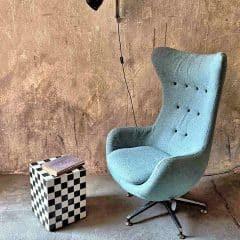 Vintage Lounge Sessel im Egg Chair Stil mit eisblauem Zimmer und Rhode Bouclé Stoff