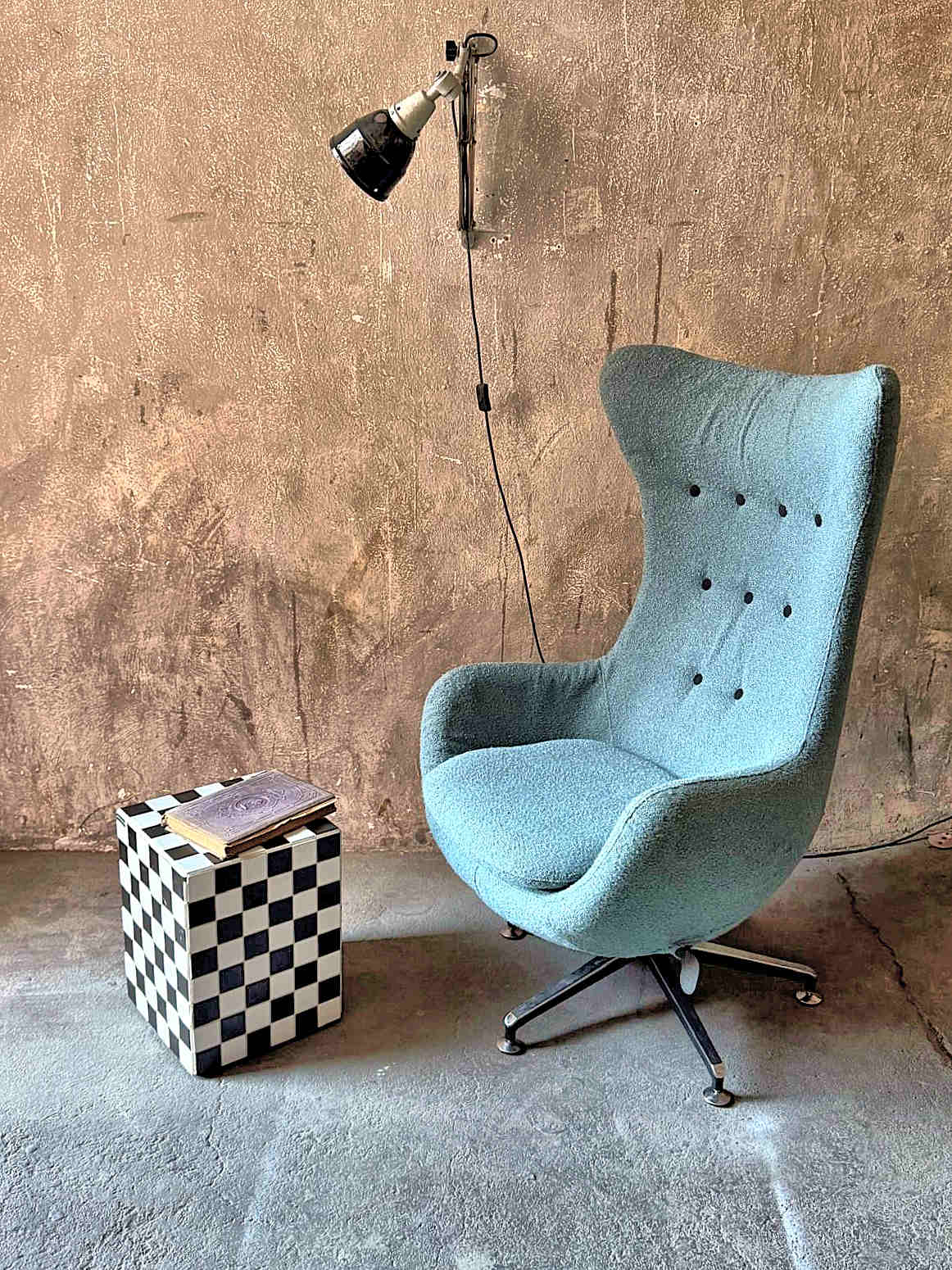 Vintage Lounge Sessel im Egg Chair Stil mit edlem Zimmer + Rhode Bezug. Vintage Lounge Sessel im Egg Chair Stil mit eisblauem Zimmer und Rhode Bouclé Stoff