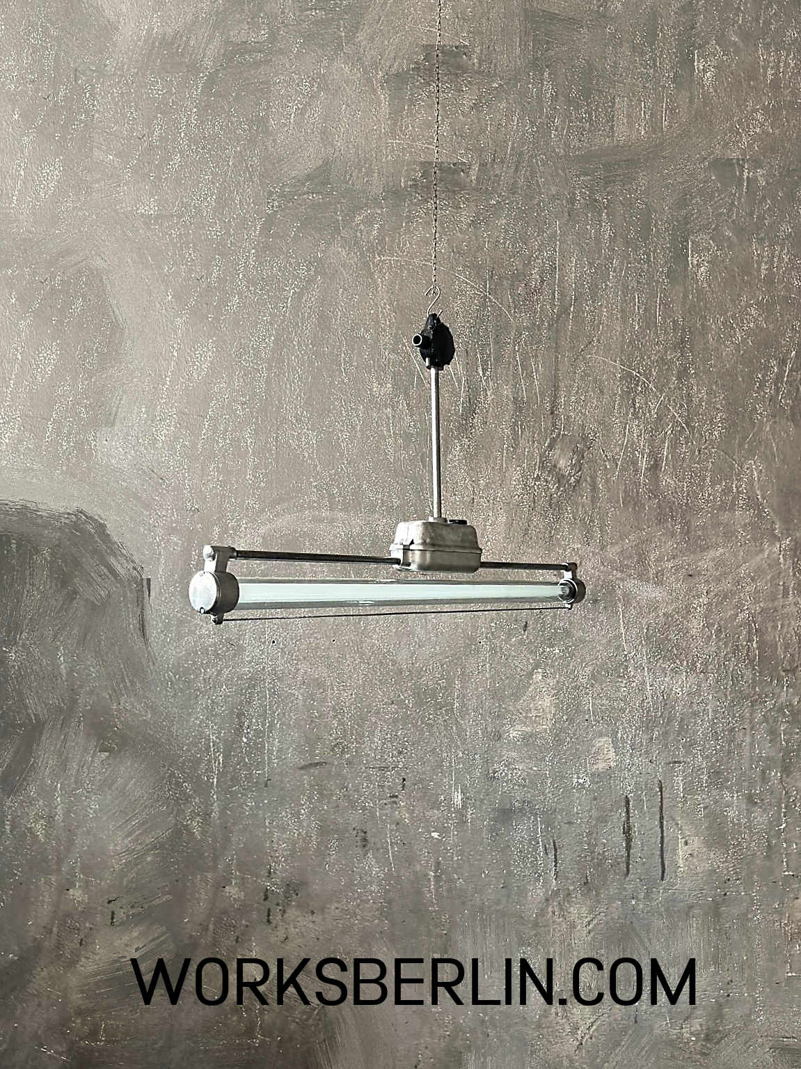 Vintage Industrial Neonleuchte Pendelleuchte aus Aluminiumguss abgebeizt geschliffen Frontansicht Vintage Industrial Neonleuchte Pendelleuchte aus Aluminiumguss abgebeizt geschliffen Frontansicht