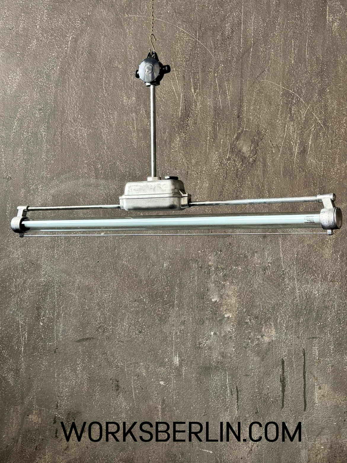 Industrial Neonleuchte Fabriklampe abgebeizt Seitenansicht Industrial Neonleuchte Fabriklampe abgebeizt Seitenansicht