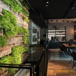 Vintage Industriemöbel und Fabriktische in einer Gastronomie