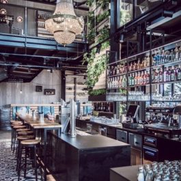 Manufaktur Industrial Barhocker und Lüster in einer Wiener Gastronomie Manufaktur Industrial Barhocker und Lüster in einer Wiener Gastronomie