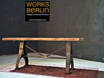 Kurzer Fabriktisch aus Eiche Kurzer Fabriktisch aus Eiche