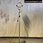 Scheinwerfer No. 2: kleiner filmprojektor als besondere stehlampe Scheinwerfer No. 2: kleiner filmprojektor als besondere stehlampe