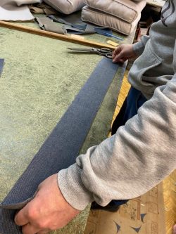 Präzision und Handwerkerkunst bei Polsterarbeiten in Berlin kann nicht durch Maschinen und Roboter ersetzt werden Präzision und Handwerkerkunst bei Polsterarbeiten in Berlin kann nicht durch Maschinen und Roboter ersetzt werden